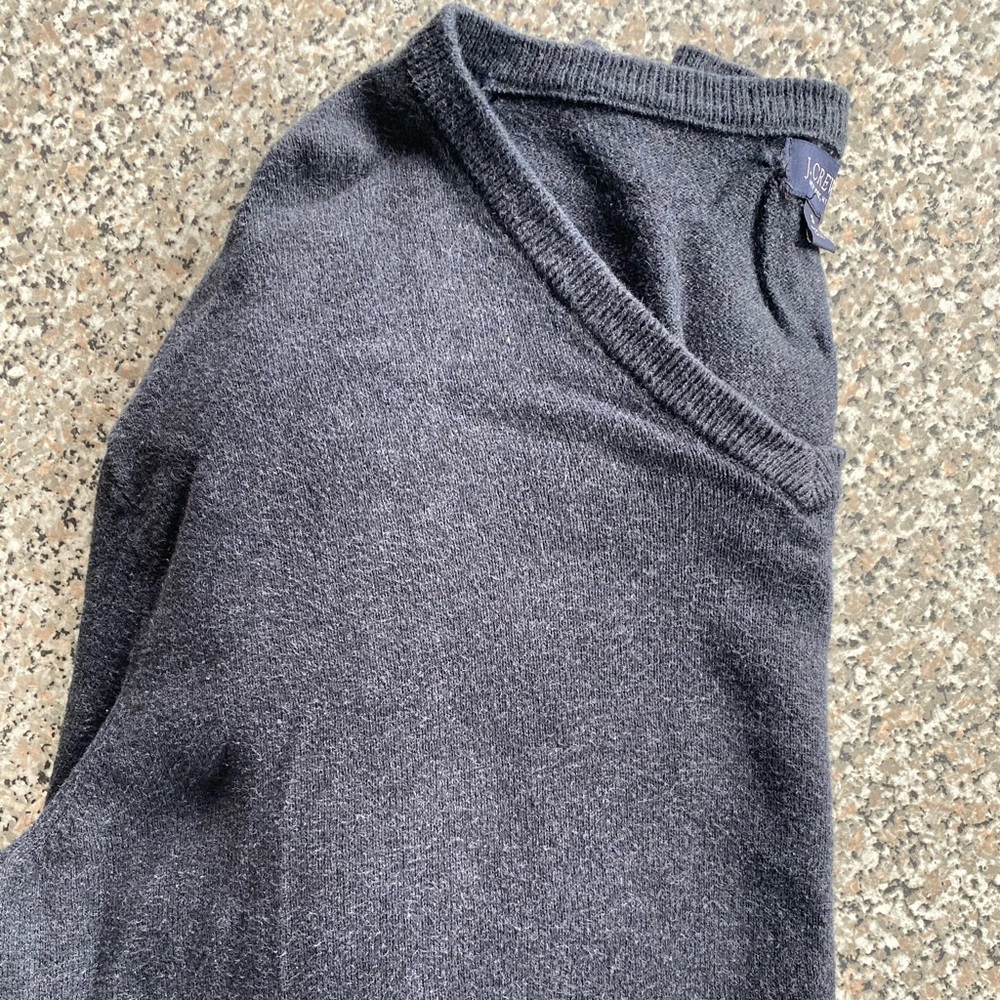 J Crew men’s cotton/cashmere blend V-neck sweater